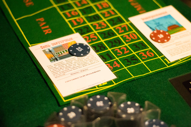 Ведущий развлекает гостей на корпоративе в Минске