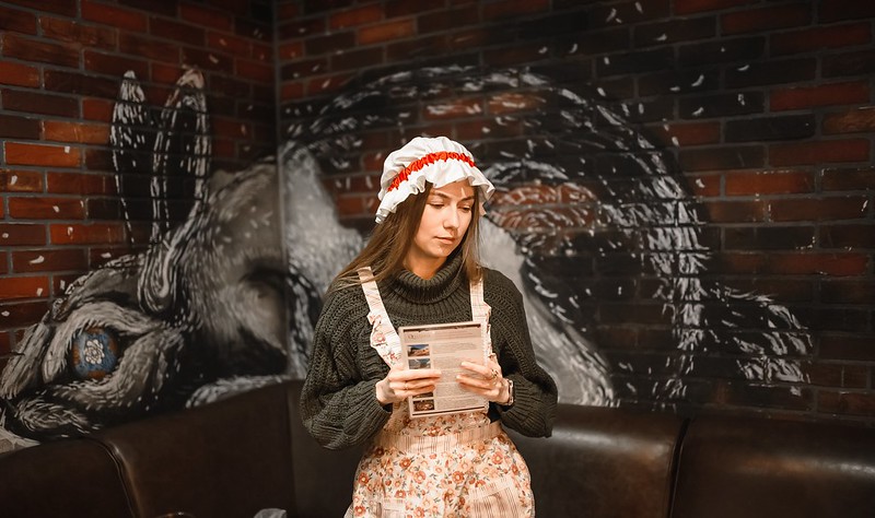 Выездные квесты на Международный женский день: организаторы проводят игру в школе Minsk