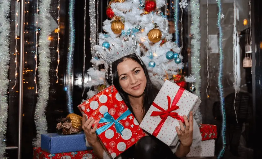 Гайд по идеальному Новому году 2026 с друзьями в Минске: от квартиры и коттеджа — до квеста и ночного города